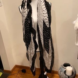 Black and white loft scarf